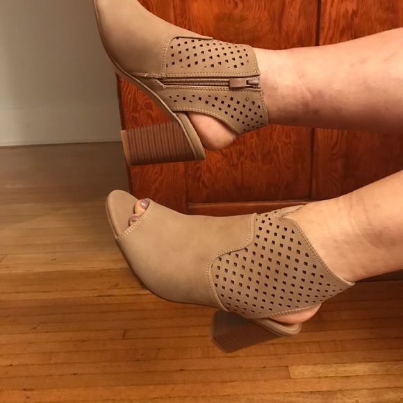 New Tan super comfy Booties 5.5, 7 & 7.5 left - Picture 3 of 8